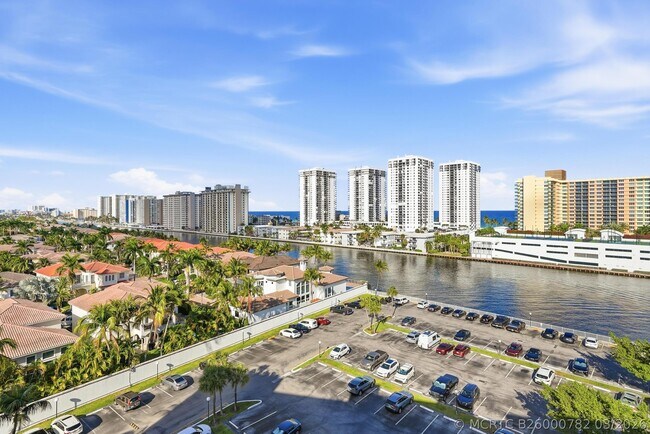 Building Photo - 1000 Parkview Dr