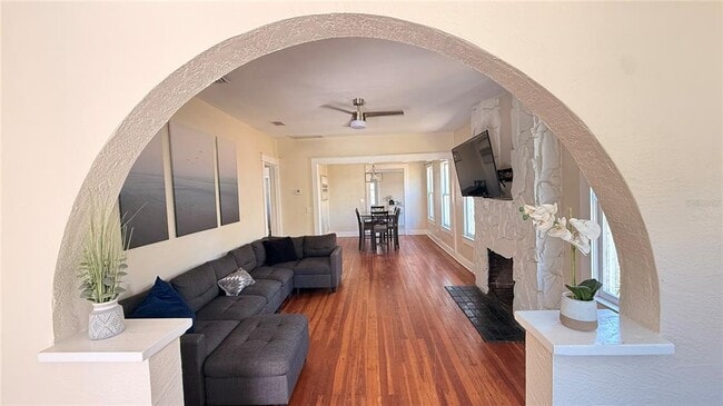 Building Photo - 905 Jones St