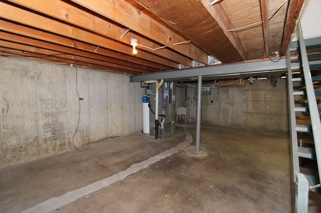 Building Photo - 2 Bed 1.5 Bath Condo