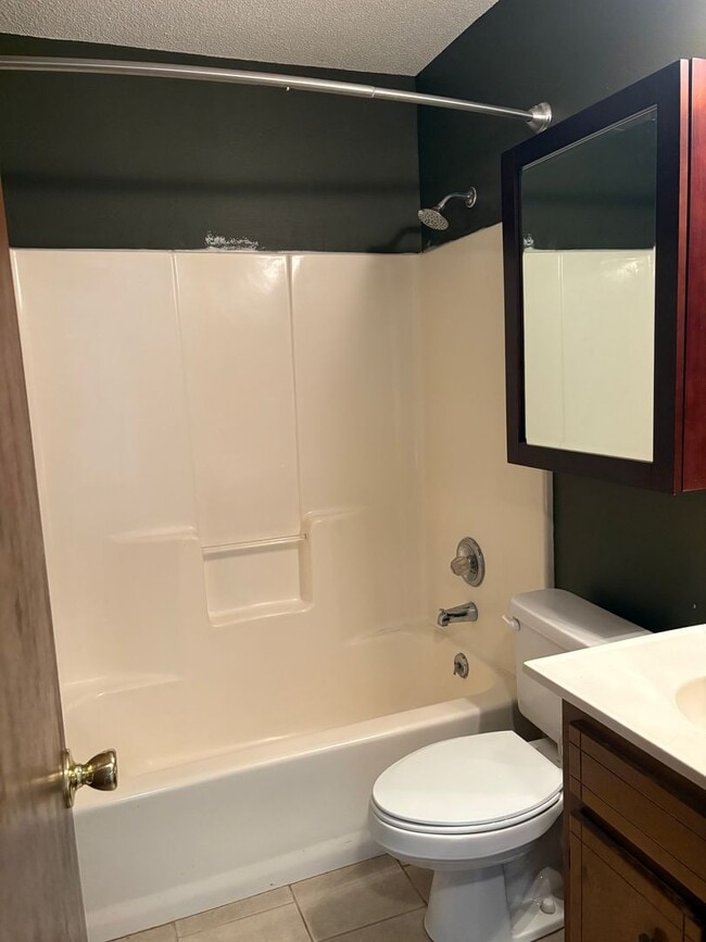 Building Photo - Quaint 2 Bedroom Duplex in Niceville!