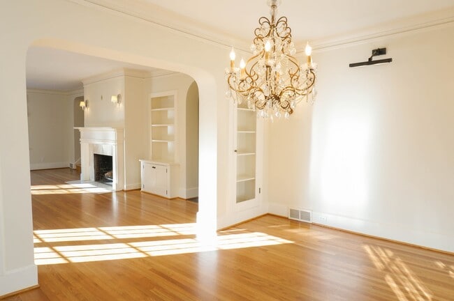 Building Photo - Dream Home in the Southwest Hills! Your Pa...