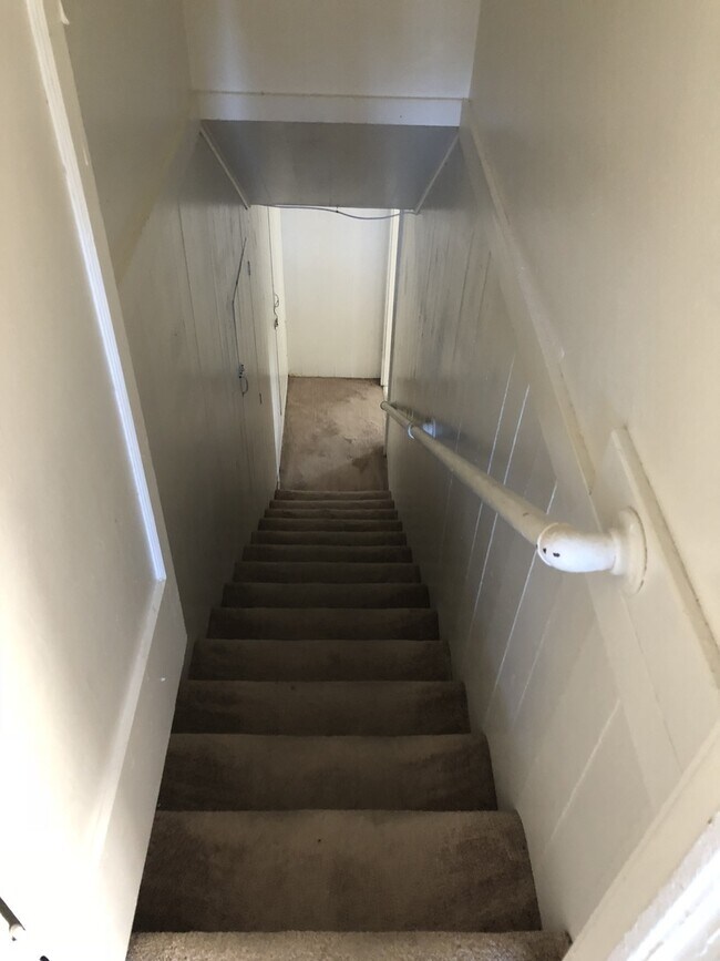 Building Photo - Three bedroom two bath house walking distance to MIIS. DLI and downtown Monterey