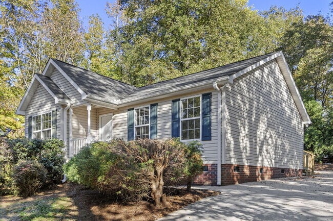 Building Photo - 3BR/2BA Home with Deck & Storage Shed in P...