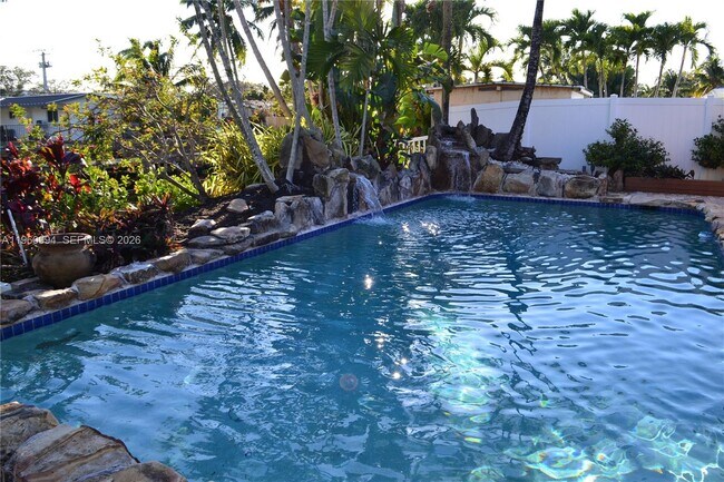 Building Photo - 1704 SW 5th Ct