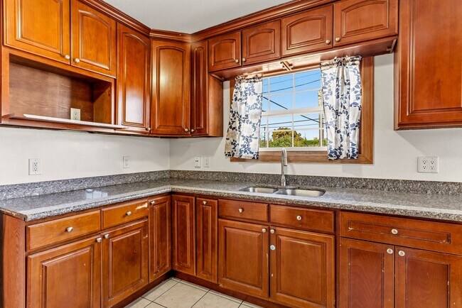 Building Photo - Spacious 3-Bedroom House in Oakland's Meadow Brook