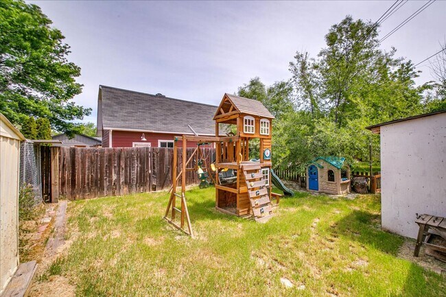 Building Photo - Desirable SE Boise Home Minutes From BSU!