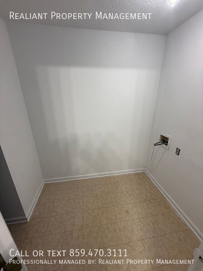 Building Photo - 2824 Ryan Cir