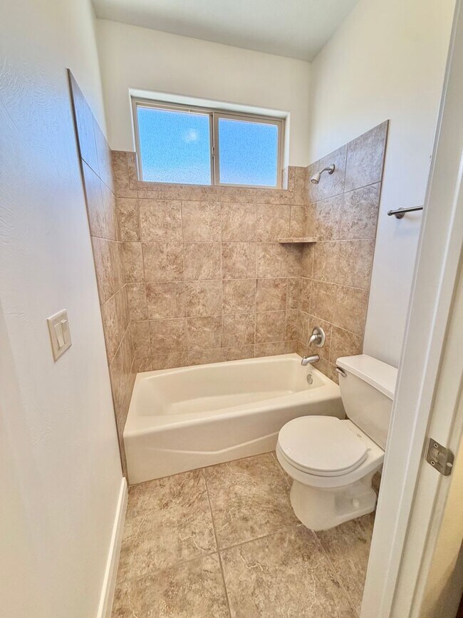 Building Photo - 988 E Silver Falls Dr