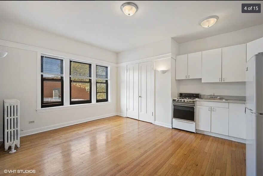 Building Photo - 820 W Waveland Ave