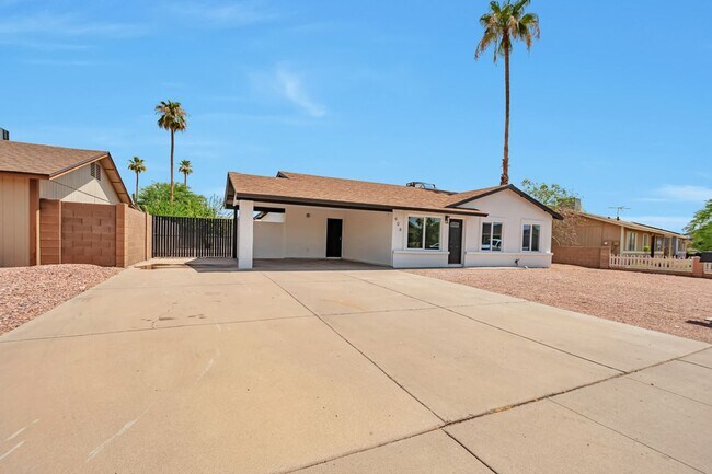 Building Photo - 906 W Colgate Dr