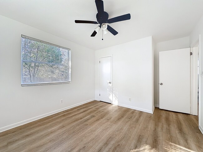 Building Photo - 5330 Quan Dr