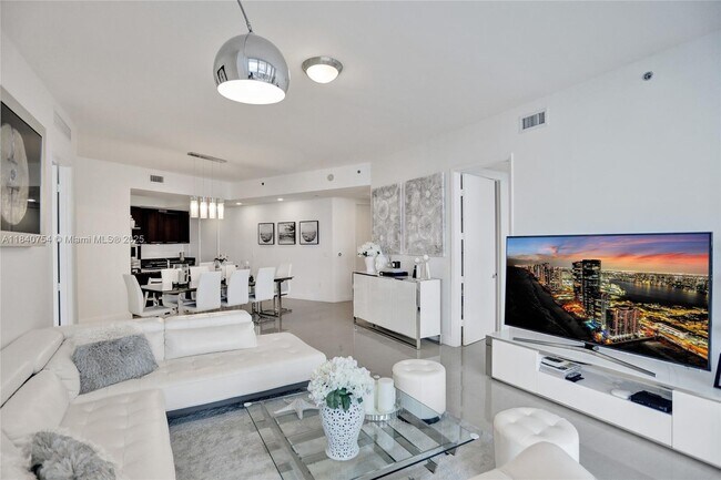 Building Photo - 15901 Collins Ave