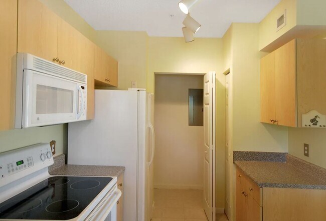 Building Photo - 8010 N Nob Hill Rd