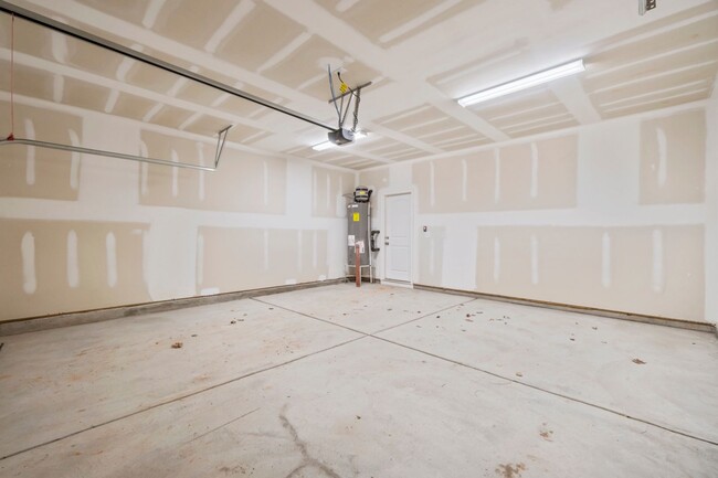 Building Photo - Like Brand New Luxury Townhome in Matthews!