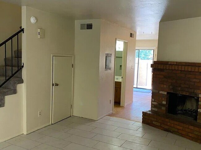 Building Photo - 2 Bed / 1.5 Bath Townhome | Fireplace | Private Yard | Walk-In Closets
