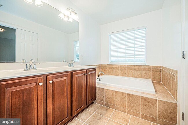 Building Photo - SPACIOUS 3 LEVEL TOWNHOUSE IN CLARKSBURG