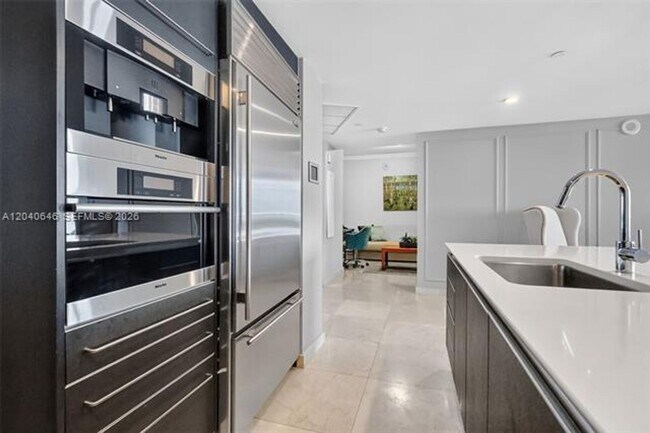 Building Photo - 17001 Collins Ave