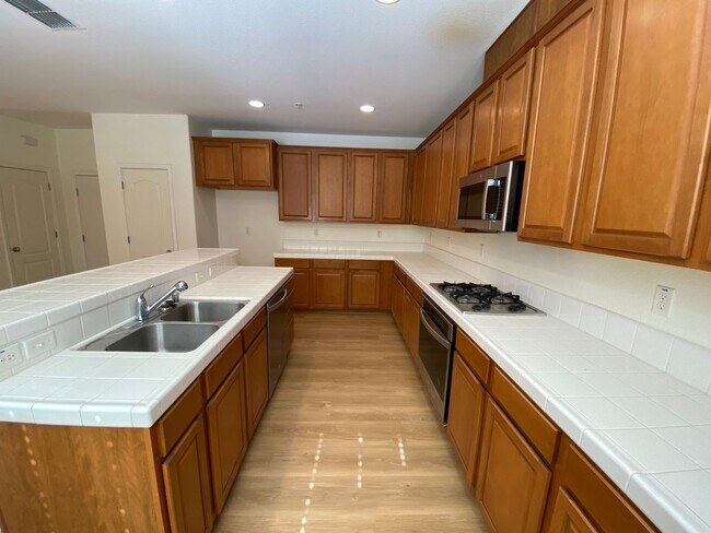 Building Photo - 3 Bed, 2½ Bath Two Story Condo in Natomas' Hampton Village