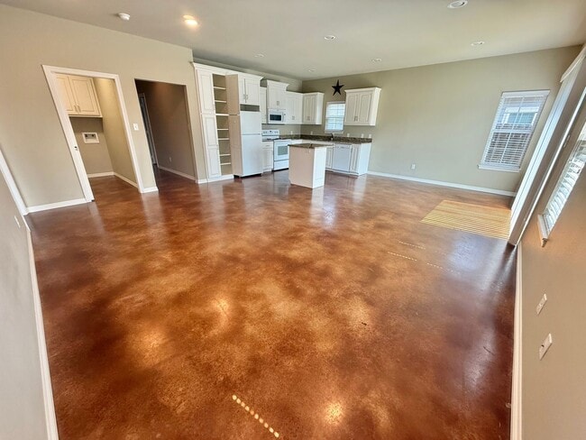 Building Photo - Spacious 3-bed/2-bath with Garage!