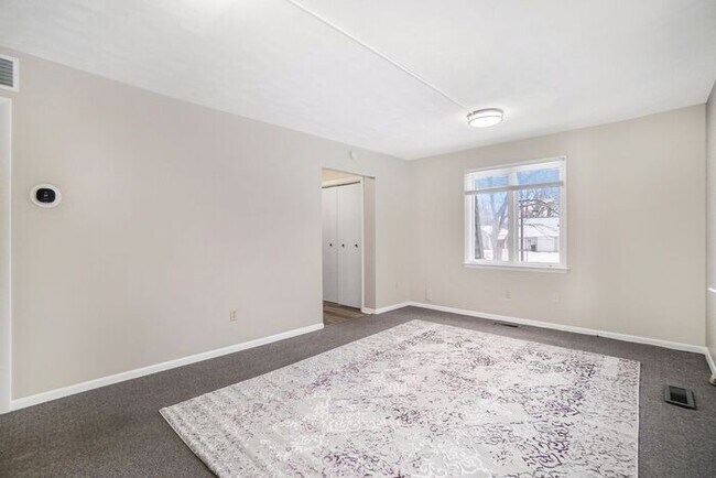 Building Photo - Unique Upper Floor Two Bedroom Flat $1099