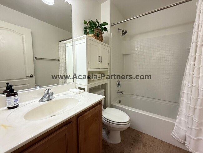 Building Photo - Spacious Three Bedroom Home