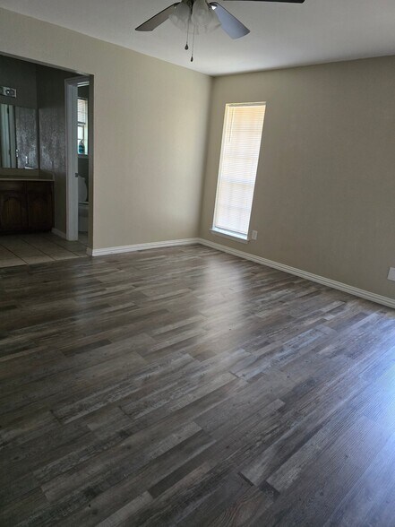 Building Photo - 735 Newport Dr