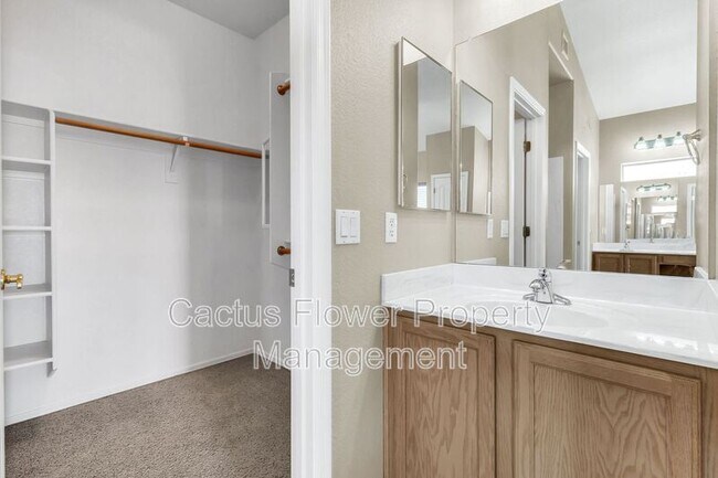 Building Photo - 2524 N Sunrise