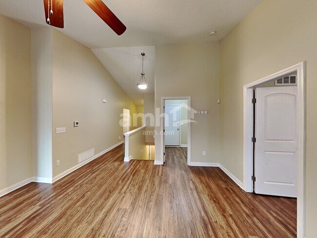 Building Photo - 490 Hemhill Dr