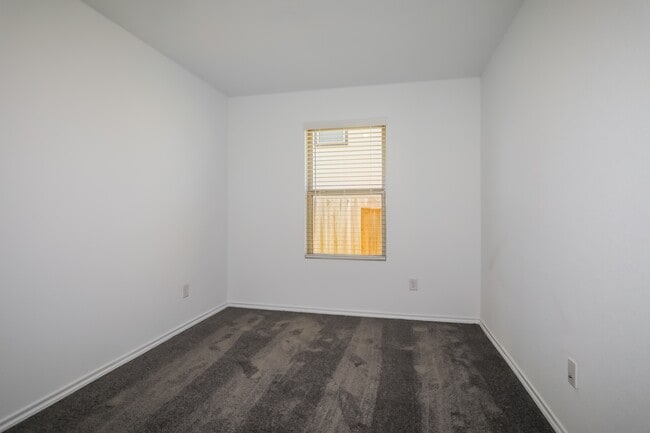 Building Photo - 11052 N Lake Mist Ln