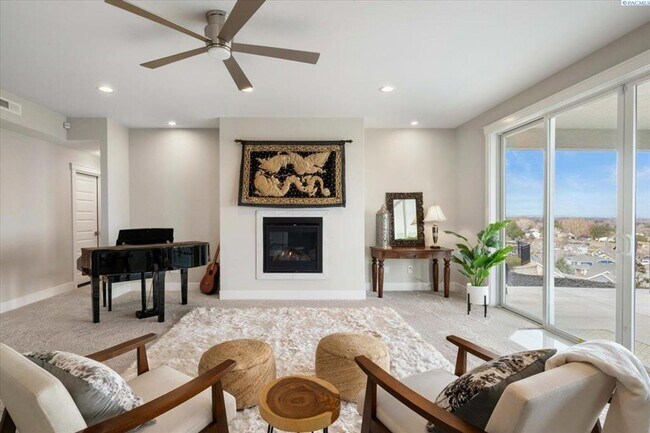 Building Photo - Stunning 5 Bedroom 4 Bath w/Daylight Basement West Richland!!!
