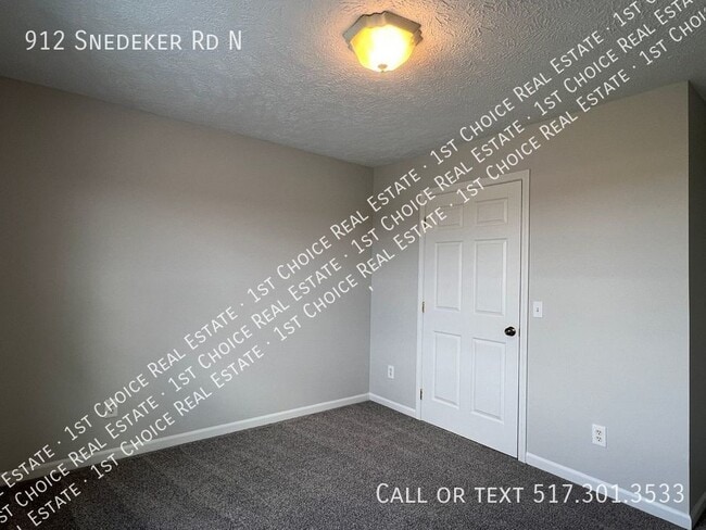 Building Photo - 912 Snedeker Rd N