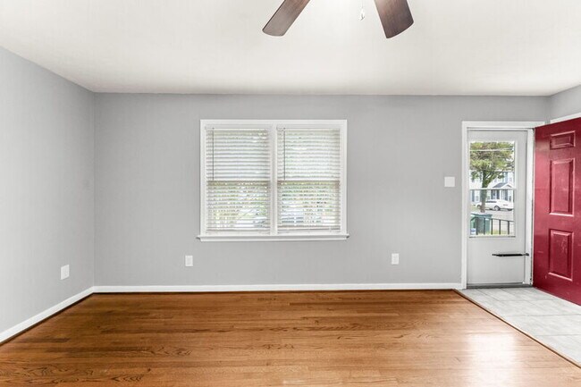 Building Photo - 104 N Oak Ave