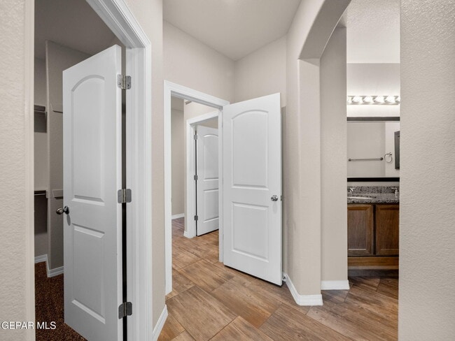 Building Photo - 5916 Hidden Acres Dr