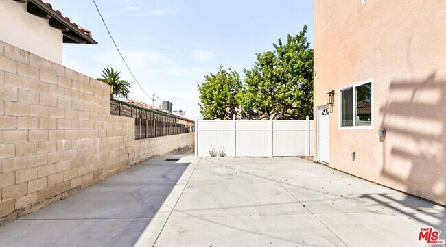 Building Photo - 16698 Moorpark St