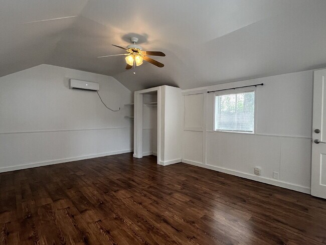 Building Photo - 3 Bedroom close to Campus!!