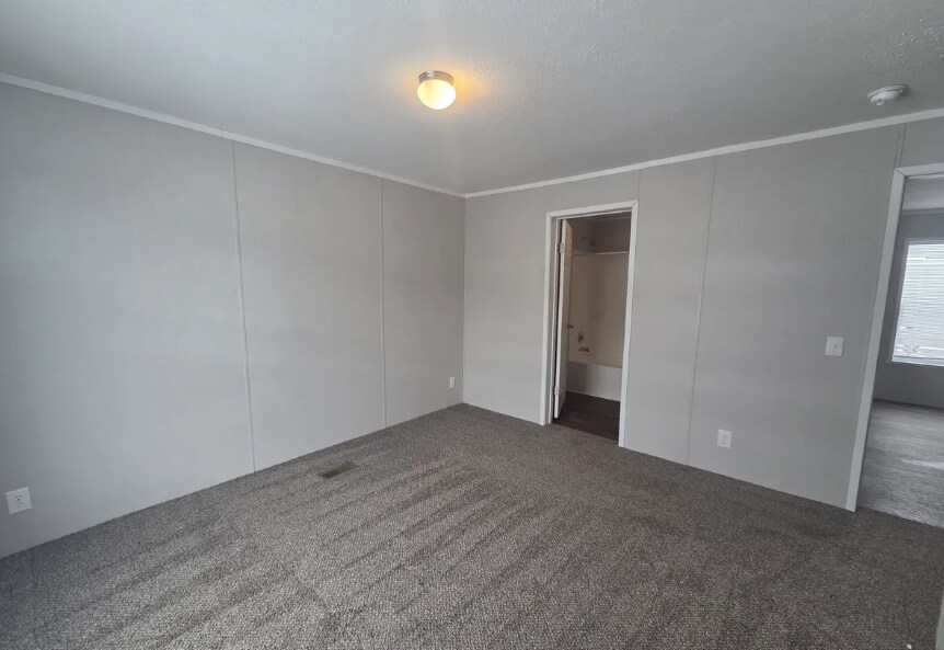 Building Photo - 725 Oak Ln