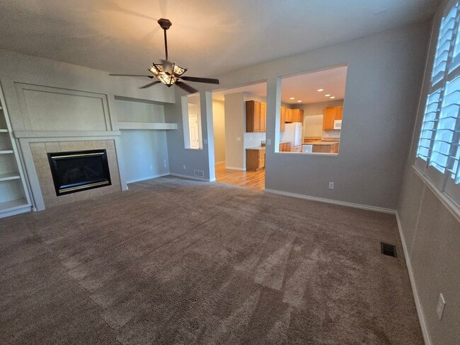 Building Photo - Large 4 bed with study and loft  in Vista Pointe