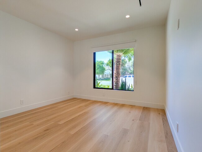 Building Photo - 1800 Oriole Dr