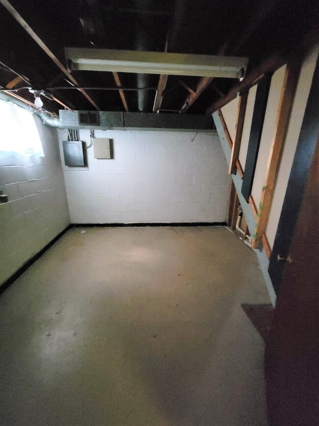Building Photo - 8922 Schneider Ave
