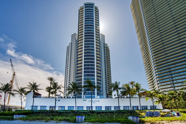Building Photo - 18911 Collins Ave