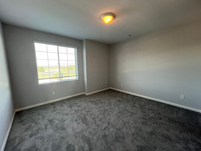 Building Photo - 4 Bedroom townhome available now in Cypress