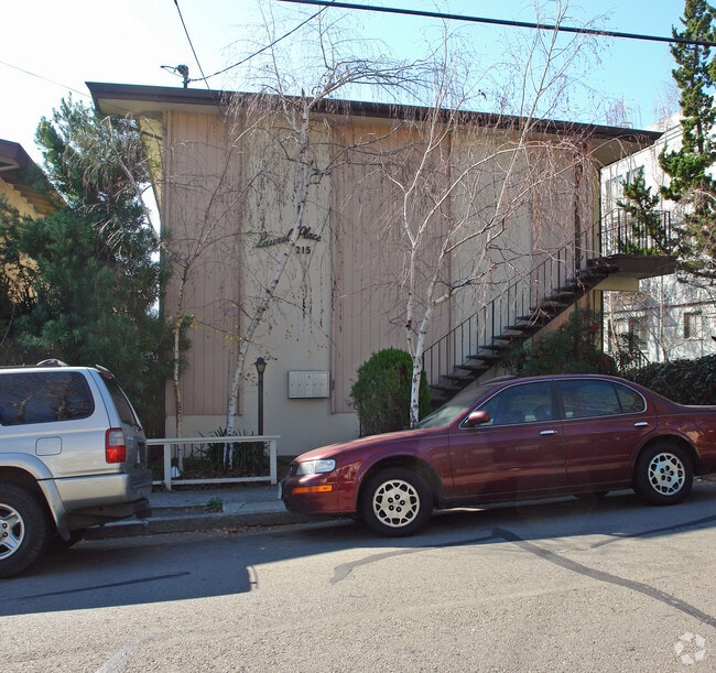 Building Photo - 215 Laurel Pl