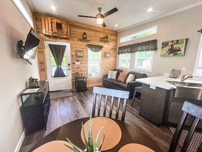 Building Photo - "Charming 2-Bedroom Retreat in River Ranch...