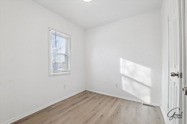 Building Photo - 2615 Emmons Ave