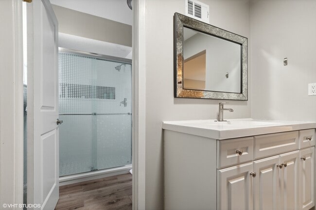 Building Photo - 384 Hastings Ave