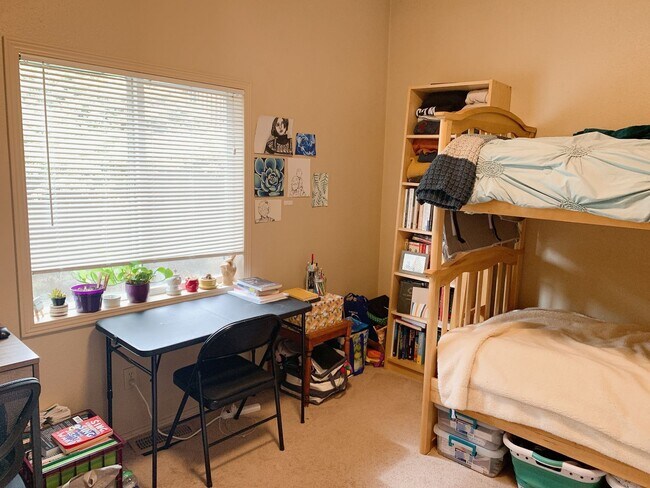 Building Photo - 313/315 Gladstone St