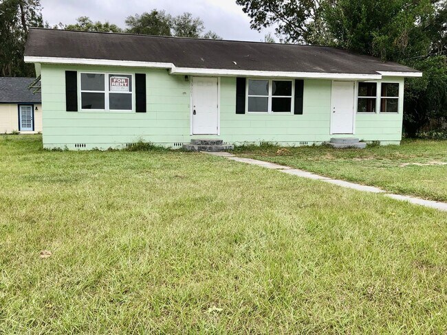 Building Photo - SPACIOUS Zephyrhills 4BR/1BA Home in the Heart of Downtown!