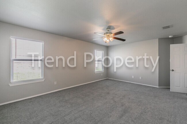 Building Photo - Beautiful Single Story 4 bedroom in Burles...