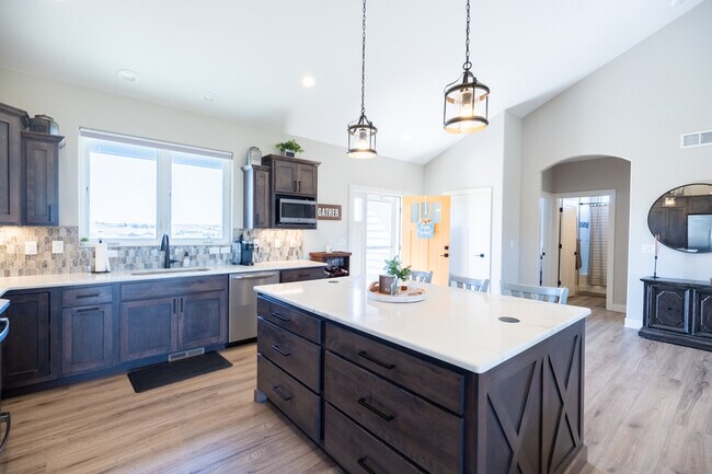 Building Photo - 2428 Sunshine Dr