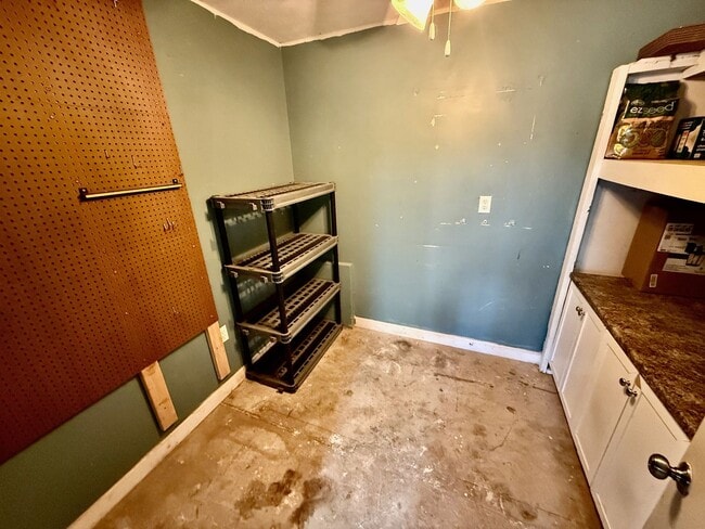 Building Photo - Great 3 BR home by the Reservoir